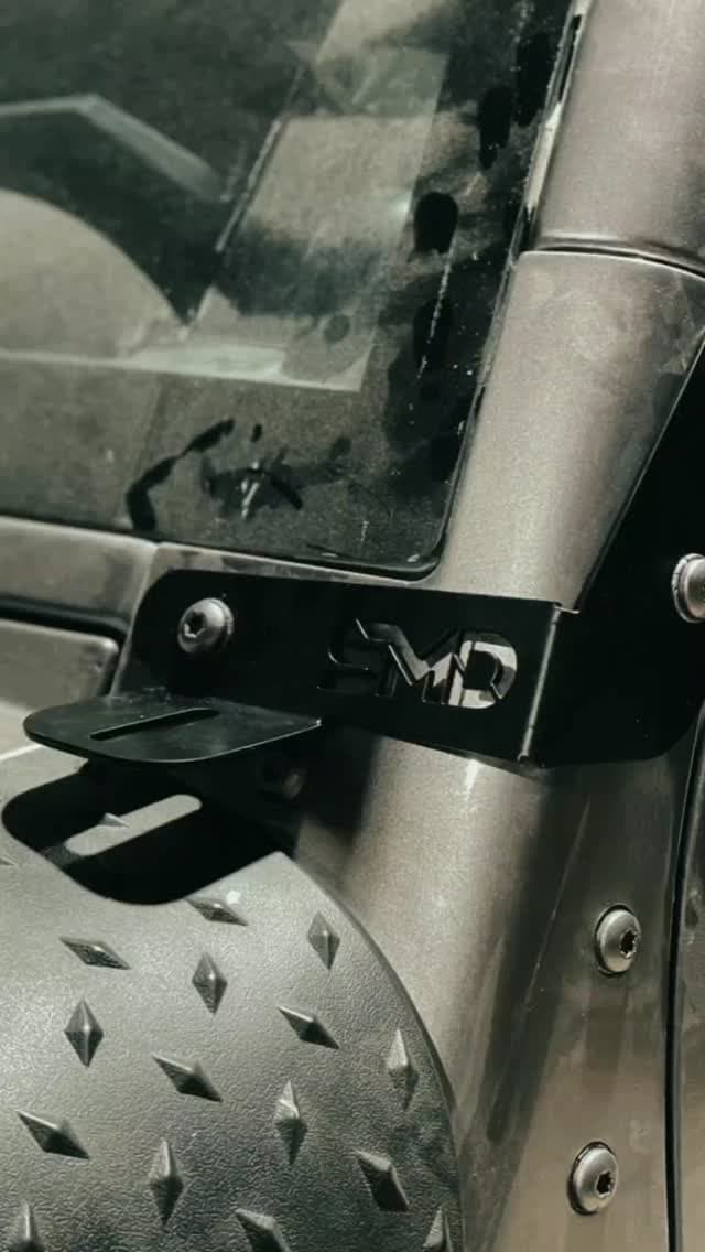 بدراك مركب على سيارة